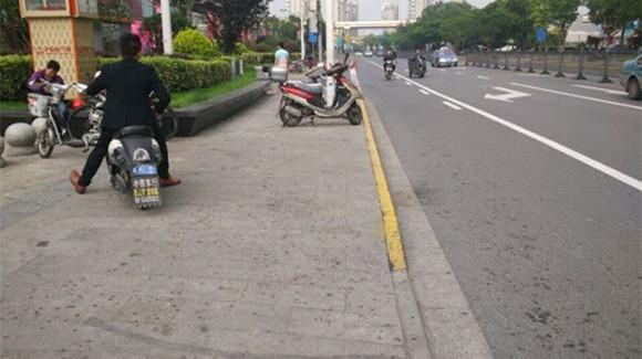 上海万达持刀伤人