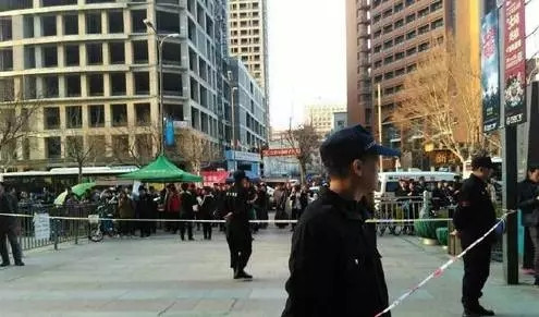 上海万达持刀伤人