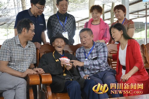 毛锦文与志愿者