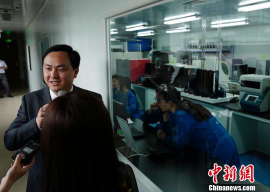 在日前进行的“调结构转方式·北京调研行”集体采访中，北京博奥晶典生物技术有限公司董事长许俊泉介绍，生物芯片可依据基因做出精准医疗判断。　侯宇 摄