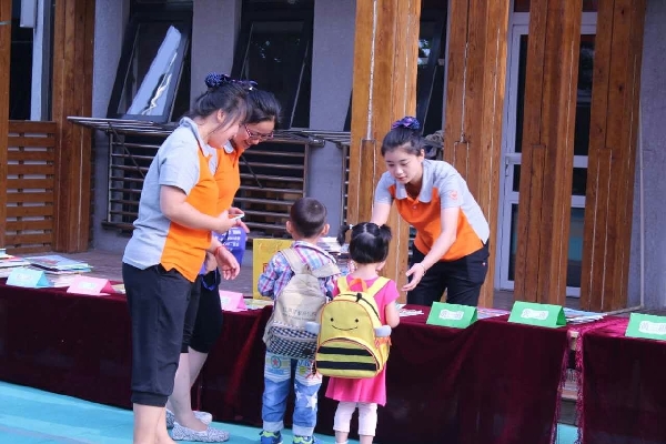 托班的小朋友也来献出一份爱心，分享童书，分享快乐。