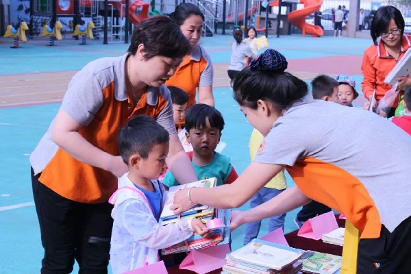 孩子们排队捐书，每一本书都包含着小朋友的一颗爱心。