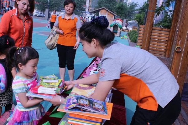 厚厚一摞书，带着孩子们的爱心交到老师手里。