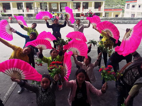 巴桑拉姆走进慈善学校 用爱心陪伴孩子2