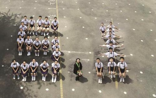 逆天了！小学生萌萌毕业照刷爆朋友圈（图）