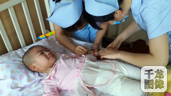 每次护士阿姨来给媛媛输液时，她都忍住眼泪，坚强的面对。