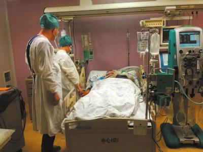 　家人和温英学做最后的告别。北京友谊医院供图