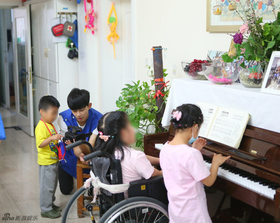 吴磊和小朋友在一起