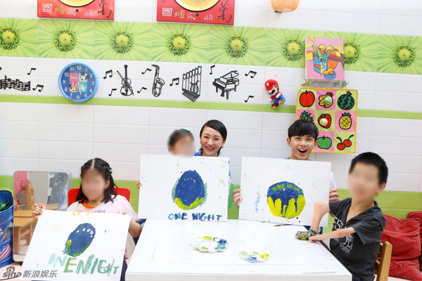 小朋友们展示自己的画作