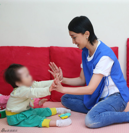 周迅陪小朋友做游戏