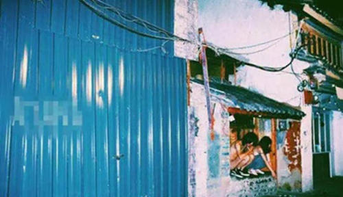 照片中，夜色下两人一丝不挂，并还有夸张的镜头出现，无法直视。1