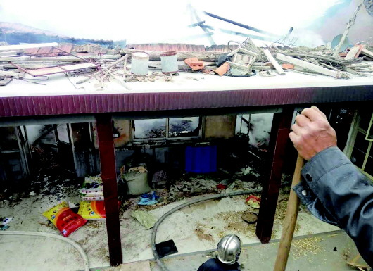 马女士家的六间房子付之一炬。(村民供图)