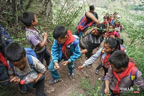 悬崖村孩子告别爬藤梯2