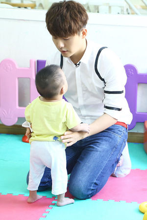 马天宇“小婴儿之家”做义工