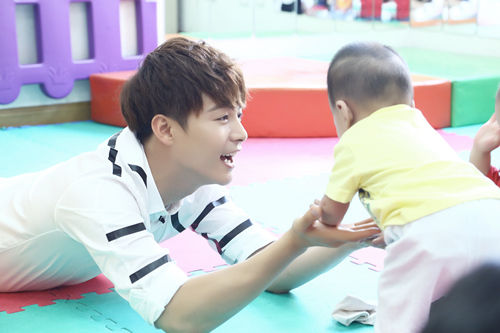 马天宇与小婴儿之家的孩子们玩耍