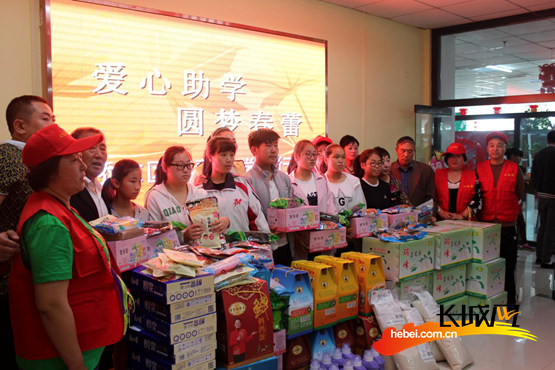 为贫困学生发放的爱心物资。
