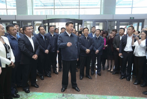 新华社照片，哈尔滨，2016年5月25日
    习近平在黑龙江考察
    5月23日至25日，中共中央总书记、国家主席、中央军委主席习近平在黑龙江考察调研。
    这是5月25日上午，习近平在哈尔滨科技创新创业大厦勉励科技人员多出成果。
    新华社记者 兰红光 摄