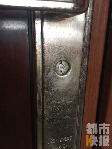 西安小寨一小区五户锁孔被堵 业主难回家