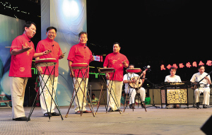 　孙国付（左二）等人表演京东大鼓