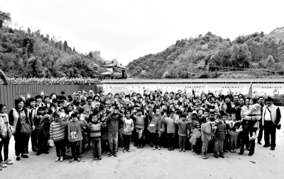 居委会阿姨成立爱心队伍，走出小区为山区孩子献爱心。