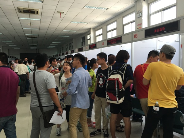 　图为招聘会现场