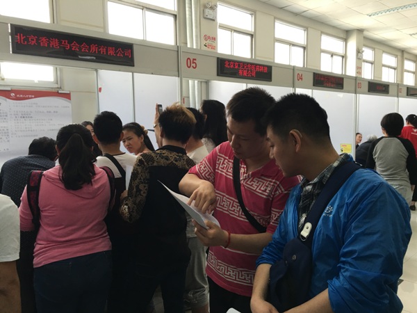 　图为招聘会现场2
