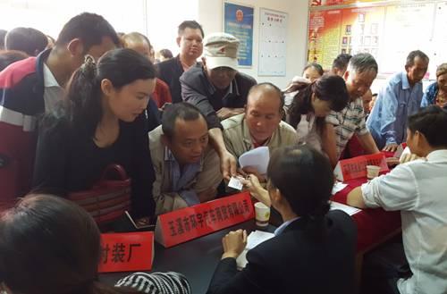 　图为企业用人单位和残疾人面对面咨询