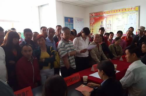 图为企业用人单位和残疾人面对面咨询