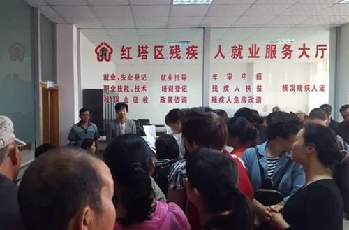 　图为区残联领导招聘会前讲话