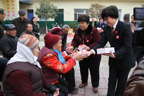 杨春霞带领志愿者看望慰问老人。图片来源：山西文明网