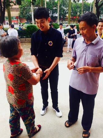 恢复视力的老人紧紧抓着柯就坚的手