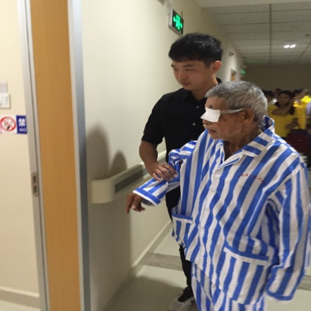 刚做完白内障手术的老年患者