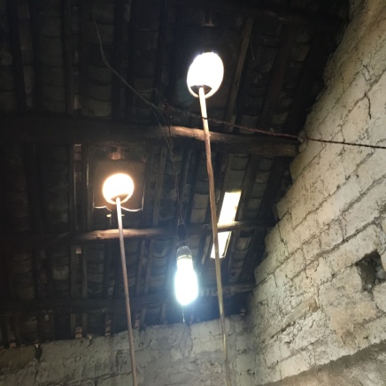 贫困的白内障患者们家庭条件非常艰苦