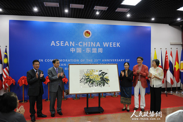 赠画现场与老挝大使合影（左起：胡正跃、孔铉佑、万迪、何水法、杨秀萍）_副本