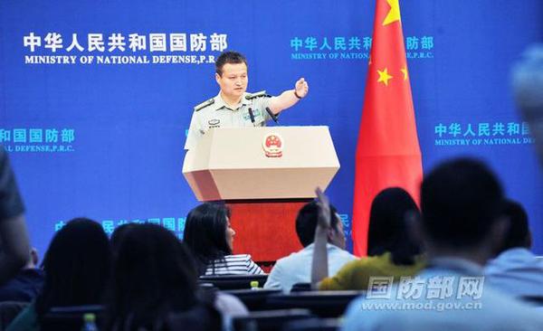 国防部新闻局局长、国防部新闻发言人杨宇军大校答记者问。 李爱明 摄