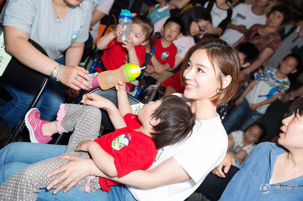 袁姗姗怀抱小月月