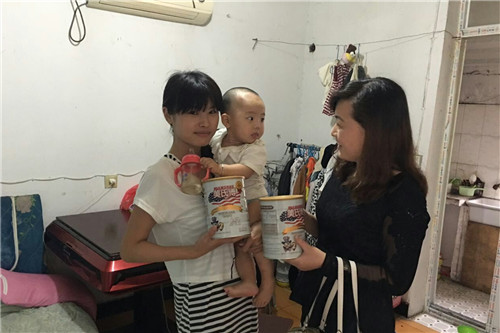 金山分会向困难家庭婴幼儿发放奶粉