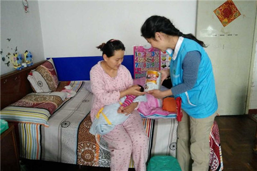 金山分会向困难家庭婴幼儿发放奶粉2