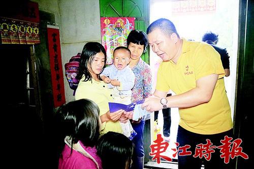 黄元盛探望贫困儿童。