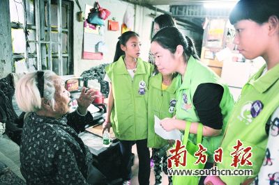 义工探望孤寡老人