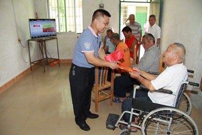 周站主代表大奖得主夫妇给每位老人家送上了慰问金