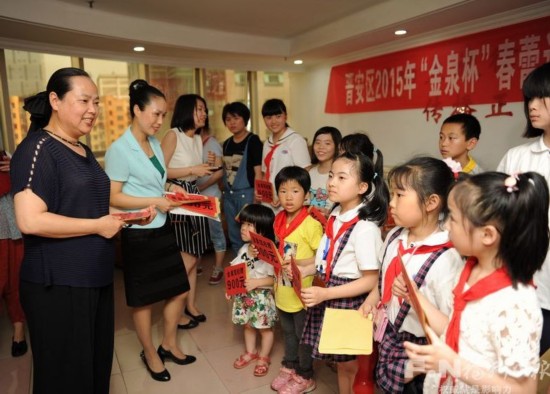 去年“六一”付安忠（左一）参加晋安区妇联“春蕾计划”助学活动。（资料图）