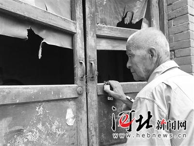 　张学文老人家境贫寒