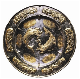 （图示）唐鎏金摩羯纹卷曲式带足银盘