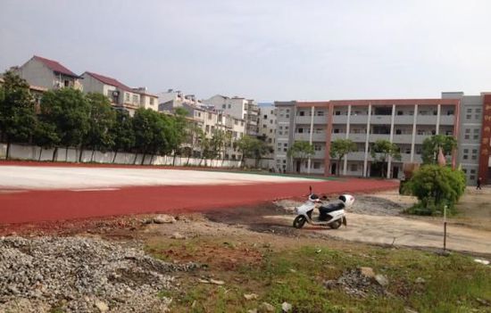 同安小学在建塑胶跑道出现强烈刺鼻气味。