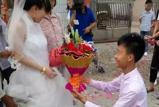 广东一对中学生举行婚礼 