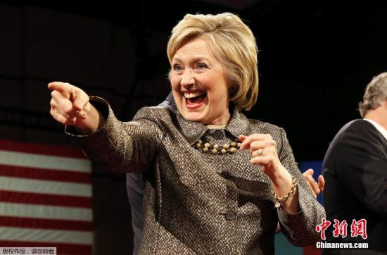 当地时间2016年4月26日，美国宾夕法尼亚州费城，民主党总统候选人希拉里·克林顿举行初选之夜集会。美国东部五个州于当地时间26日举行大选共和、民主两党初选。目前，民主党方面，希拉里·克林顿拿下宾夕法尼亚州，取得第三场胜利。共和党方面，参选人特朗普横扫全部五州。