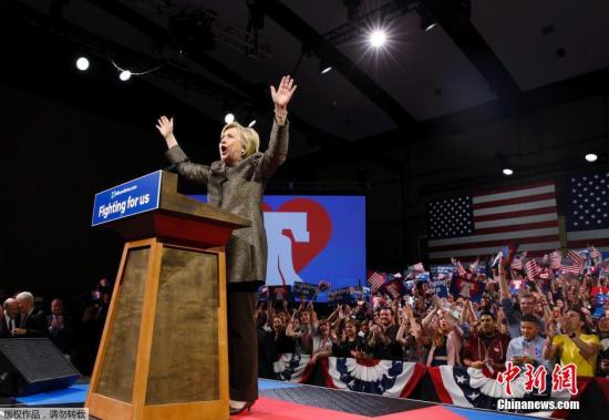 当地时间2016年4月26日，美国宾夕法尼亚州费城，民主党总统候选人希拉里·克林顿举行初选之夜集会。美国东部五个州于当地时间26日举行大选共和、民主两党初选。目前，民主党方面，希拉里·克林顿拿下宾夕法尼亚州，取得第三场胜利。共和党方面，参选人特朗普横扫全部五州。