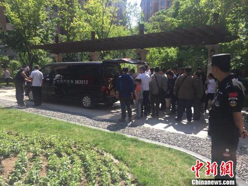 哈尔滨一小区发生墙砖脱落事故七旬老人被砸身亡