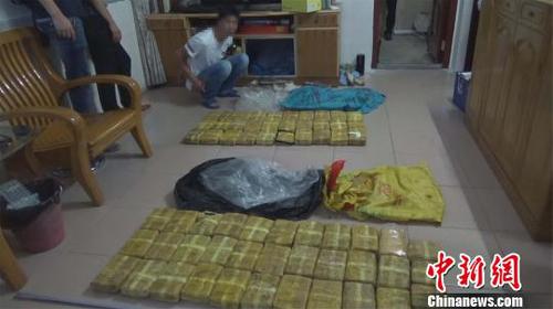 图为现场抓获的犯罪嫌疑人及缴获的毒品?！≌趴?摄